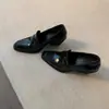 Elegantes zapatos de cuero de punta cuadrada y tacón grueso estilo francés, elegantes mocasines inspirados en el estilo británico con una apertura profunda, colección de otoño para mujer