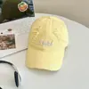 Chapéu de Sol de Proteção Solar de Verão para Mulheres, Boné de Baseball Casual Personalizado Estilo Coreano Rasgado com Letras, Boné Versátil Bico de Pato Emagrecedor