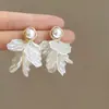 Novos Brincos de Franja de Pétalas Brancas para Rostos Redondos, Adequados para Design Elegante de Nicho, Brincos Femininos Simples, Requintados e de Alta Qualidade