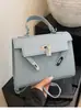 Bolsas Transfronteiriças para Mulheres 2025 Bolsas com Fecho Bolsas de Mão de Nicho de Luxo Leve de Alta Qualidade Bolsas Transversais Bolsas de Axila de Mão da Moda