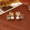 Pendientes triangulares sencillos de circón marrón y perla con un ambiente de alta gama, modernos, dulces y elegantes, accesorios pequeños y lindos