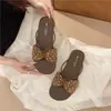 Chinelos Planos de Bolinhas com Laço 2026 Novo Estilo de Verão Sandálias Exquisitas Sandálias Elegantes Casuais Estilo Fada