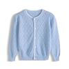 Versión coreana de camisa de aire acondicionado con protector solar para niños pequeños y medianos, cárdigan de punto con lazo hueco de primavera y otoño para niñas, venta al por mayor fina de verano