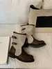 Botas de Ciclismo de Couro com Fivela Color Block Retrô Femininas 2026 Novas Botas Longas de Panturrilha Larga Botas Arredondadas Longas Botas de Combate Modernas