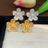 Pendientes de Lujo Ligero y de Gama Alta Estilo Chanel, Clavos de Pétalos Chapados en Oro Real, Exquisitos Pendientes de Moda Estilo Ins con un Toque de Alta Gama