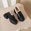 Mocassins de Couro com Solado Grosso e Forro de Lã Estilo Britânico para Mulheres 2025 Novo Outono e Inverno Sapatos de Couro Pequenos Peludos Quentes Sapatos de Algodão de Uma Sola