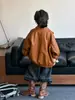 Conjunto de Duas Peças Outono/Inverno 2026 Huzhou Zhili Jaqueta de Couro Estilo Retrô Americano Caramelo com Gola Alta e Costura Contrastante Calça Jeans Lanterna