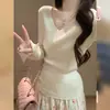 Camiseta básica de punto con cuello en V y manga acampanada, top de manga larga para mujer para principios de otoño e invierno, suéter acanalado de alta gama con escote bajo