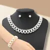 Conjunto de Pulseira, Brincos e Colar de Flor Cravejada de Diamantes com Pérolas Artificiais, Corrente de Pescoço Fashion de Luxo Leve com Pingente