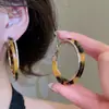 Aretes de aro geométricos redondos con estampado de leopardo y goteo de aceite color marrón melardo, aretes retro simples europeos y americanos, aretes para mujer con sensación de lujo ligero y alta gama