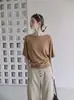 Top de malha vintage estilo francês na cor camelo com mangas morcego para mulheres, único e bonito para o verão, elegantemente estiloso e que afina a silhueta.