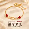Pulseira de Cabaça Vermelha Feminina Luxo Leve Nicho Exquisite 2026 Novo Item Quente Popular Este Ano Trevo de Quatro Folhas Pulseira em Camadas Acessórios