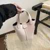 Bolsa de mão vintage de nicho de alta qualidade para mulheres, nova bolsa de ombro tipo balde casual para o início do outono, bolsa de mão retrô simples para o dia a dia para mulheres