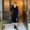 Moda nueva de principios de otoño, diseño maduro estilo francés, largo hasta la rodilla, escote en V único, abertura retro, vestido talla grande para mujer