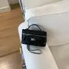 Bolso de mano de cadena de alta gama con patrón de diamante para mujer, nuevo y elegante bolso cuadrado pequeño para el día a día 2026, bolso de hombro y cruzado único y versátil