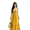Atuendo para Sesión de Fotos de Vacaciones en la Costa de Bali 2026: Vestido Amarillo de Cuello en V con Cintura Ajustada y Tirantes Largos