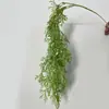 Bambu alto, flores em forma de estrela, pinheiros de Penglai, folhagem verde escura e verde clara - uma decoração de casamento com tema florestal, incluindo arranjos florais e arranjos de folhas elevados