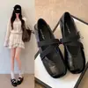 Zapatos de tacón Mary Jane estilo coreano para mujer, zapatos de salón poco profundos de punta cuadrada francesa con velcro, zapatos de ballet negros delicados