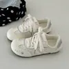 Sapatos casuais respiráveis de sola macia para mulheres, coleção outono 2026, sapatos baixos femininos, tênis de treino alemães, confortáveis para usar o dia todo, tênis brancos, tênis de skate femininos