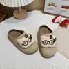 Pantuflas de Felpa de Dibujos Animados de Moda para Niñas 2026 de Punta Cerrada Versátiles Casuales para Exteriores Decoración de Perlas Pantuflas de Algodón