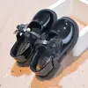 Sapatos Mary Jane de couro para meninas, nova coleção outono 2026, estilo princesa com laço e enfeites de pérola, sola macia, versátil para apresentações