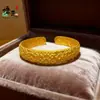 Pulseira Dourada Areia Inspirada em Design de Loja de Ouro com Superfície Larga e Padrão Floral Completo, Pulseira Aberta com Artesanato Tradicional em Ouro