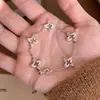 Pulseira de Trevo Oca Escovada Vintage Usada para Mulheres, Joia Floral de Luxo Leve Nicho de Alto Padrão