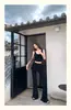 Looks para mulheres baixinhas: conjunto de duas peças com top de alcinha sexy justo e calça pantalona casual de verão