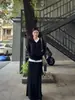 Atuendos estilo coreano: un look sofisticado y elegante para la mujer moderna. Un conjunto completo de otoño para mujer, que incluye una sudadera deportiva negra, una chaqueta y una falda.