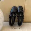 Primer Encuentro con los Nuevos Zapatos Planos Mary Jane de Cuadrado Negro para Otoño/Invierno de Ji Xiaoxiang con Camelia, Remaches y Tacón Oculto