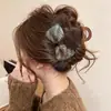 Novos prendedores de cabelo de pelúcia 2026 para mulheres, apresentando um design de luxo leve e sofisticado, acessórios de cabelo versáteis estilo coreano e presilhas bico de pato da moda para outono e inverno