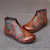 Novos Sapatos de Inverno Femininos 2024 Estilo Étnico Solado de Carne Bovina Plano Sapatos Quentes de Algodão Camada Superior Couro Bovino Botas de Cano Médio para Meia-idade Fabricantes Femininos