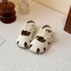 Sapatos de Princesa Novos para Meninas Verão 2026 Estilo Coreano Sandálias Fechadas na Ponta Tendência Sola Macia Antiderrapante Versáteis da Moda