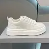 Sapatos Masculinos de Marca Tendência 2025 Primavera Novos Couro Respirável Cano Baixo Sapatos de Skate Sola Macia Confortáveis Cor Sólida Esportivos Casuais
