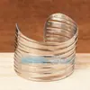 Pulsera abierta de acero inoxidable y acero de titanio, joyería popular europea y americana, con cuentas, se puede usar sola