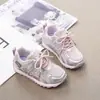 Zapatos Forrest Gump para Niñas Primavera y Verano 2026 Nuevos Zapatos Casuales de Estudiante Estilo Coreano Versátiles Zapatos Deportivos de Malla para Niños