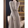 Otoño Invierno 2026 Vestido Liso de Longitud Media por Encima de la Rodilla Tejido de Punto de Cuello Semialto Vestido de Lana de Cintura Alta Capa Base Falda Larga de Corte A