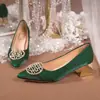 Sapatos de casamento femininos com salto grosso, novo modelo da primavera de 2026, vestido de noiva Xiuhe com pérolas, sapatos de noiva de salto alto verde de bico, para uso duplo