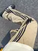 Calça de Moletom Popular com Três Listras e Barra Reta para Homens, Calça Esportiva Listrada Lateral para Primavera e Outono, Calça Casual Retro Americana