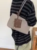 Bolso de mano nuevo para mujer, gran capacidad, versátil para el uso diario, de alta gama, adecuado para ir al trabajo, hecho de gamuza, bolso de hombro, bolso tote, diseño de nicho