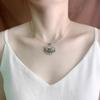 Colar Feminino Estilo Retrô com Pingente de Calcedônia Cravejado com Diamantes, Fecho Ruyi e Borla, Prata de Lei 925, Atmosférico, Presente