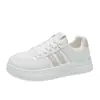 Zapatillas blancas de suela gruesa para mujer, nueva moda de verano, estilo deportivo casual, zapatillas versátiles que aumentan la altura, zapatos cómodos y ligeros para mujer