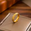 Anel de Brilho Fino com Design Retrô Europeu e Americano de Nicho para Mulheres Estilo Ins Levemente Luxuoso com Sensação de Alto Padrão Anel Fosco Gymnasi para Mulheres