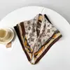 Lenço de Seda com Fivela Magnética para Mulheres, Lenço Quadrado, Lenço com Pingente Preguiçoso, Protetor de Pescoço Fashion de Luxo Leve, Lenço Versátil para o Dia a Dia
