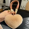 Pingente de Bolsa em Formato de Coração de Pelo de Coelho para Mulheres, Chaveiro de Pelúcia Fofo Exquisito e de Alta Qualidade para Carro, Enfeite Criativo para Pendurar no Carro
