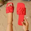 Moda Verão 2025 Estilo Novo Sandálias Planas Antiderrapantes com Design Plissado Preto para Mulheres Usarem Fora, Chinelos de Praia, Estilo de Férias