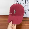 Gorra de Béisbol Bordada de Oso para Mujer, Estilo Coreano Primavera y Otoño, Versátil Casual Ala Ancha, Adelgazante de Rostro, Gorra Suave con Visera de Pato para Hombre