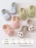 Sapatos infantis pré-caminhada, de sola macia, com pontinhos antiderrapantes, apresentando personagens de desenhos animados, adequados para bebês e crianças pequenas, sapatos de interior para bebês e recém-nascidos