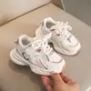Zapatillas deportivas de malla para niños y niñas 2026 otoño, zapatos casuales para niños de suela blanda, zapatillas de papá transpirables y modernas para niños pequeños