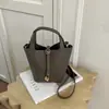 Bolso de mano de moda estilo coreano para mujer, color liso simple, bolso de hombro único, diseño de nicho moderno, bolso cruzado para mujer